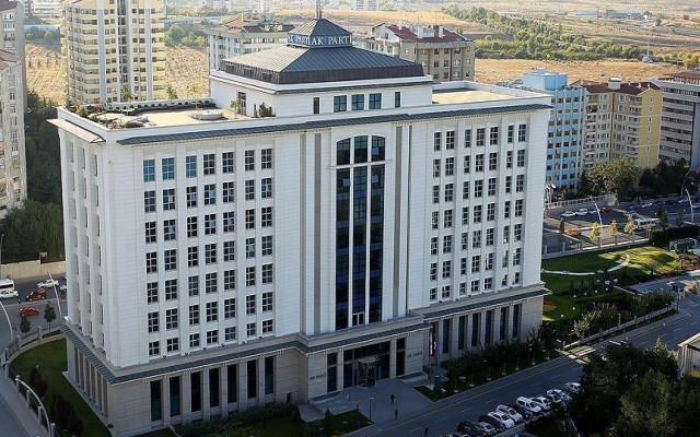 AKP’de istifalar sürüyor