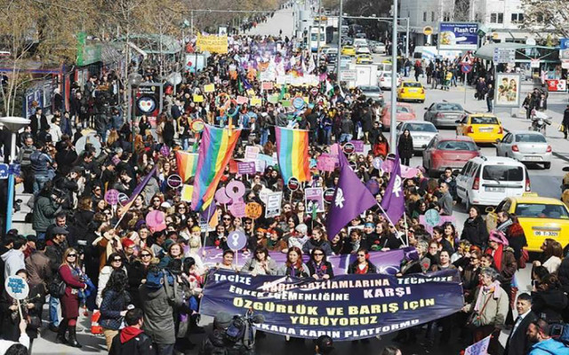 Kadınlar şiddete karşı yeniden sokaklara çıkıyor