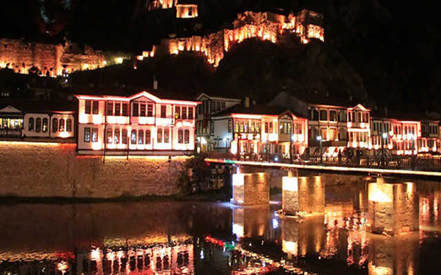 Amasya, kadına yönelik şiddete karşı turuncuya büründü