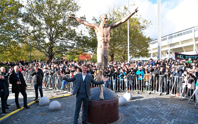 Zlatan Ibrahimovic'in  Stadiontorget Meydanı'nda bulunan heykelini meşale ile ateşe verdiler