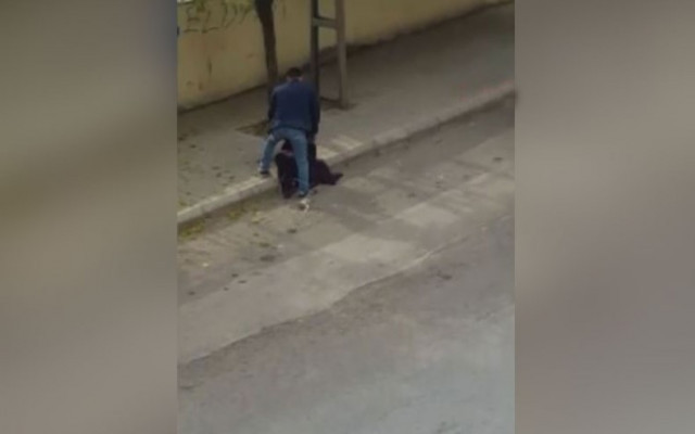 Kadına sokak ortasında tekme-tokat dayak