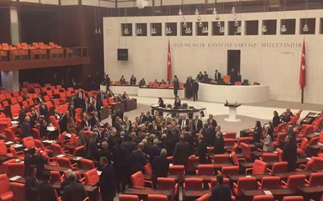 Bütçe görüşmelerinde arbede çıktı! Vekiller birbirinin üstüne yürüdü...