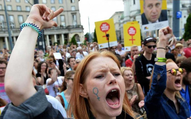 Polonya'da yurt dışında kürtaj yaptırmak isteyenler için alo yardım hattı kuruldu