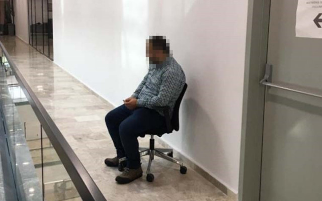 AKP'li Başkandan tuvalet kapısında oturma cezası
