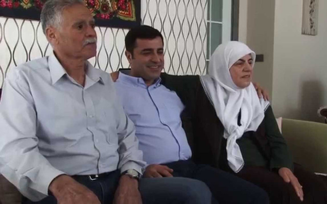 Selahattin Demirtaş'ın anne ve babasının da içinde bulunduğu araç kaza yaptı