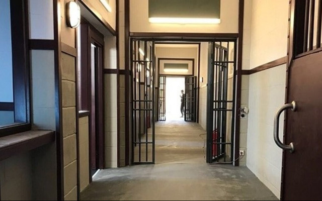 Cezaevindeki babasını ziyarete gelen 8 yaşındaki kız çocuğunu çırılçıplak aradılar