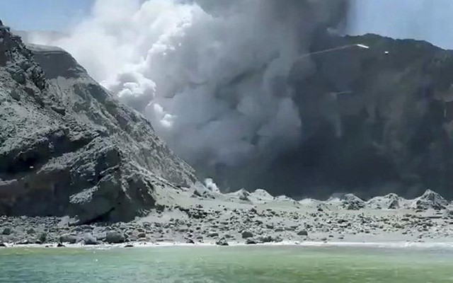 Yeni Zelanda'da yanardağ patlaması!