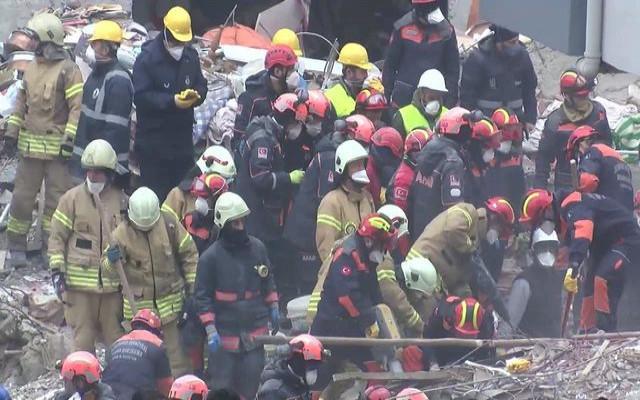 Kartal'daki enkazdan mucize kurtuluş