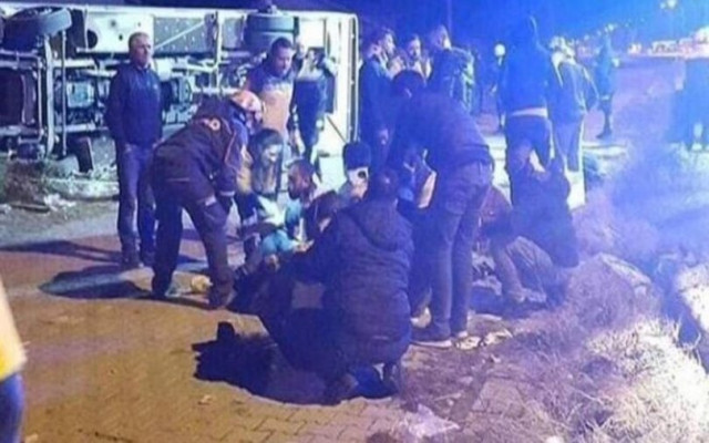 Taraftarları taşıyan otobüs kaza yaptı