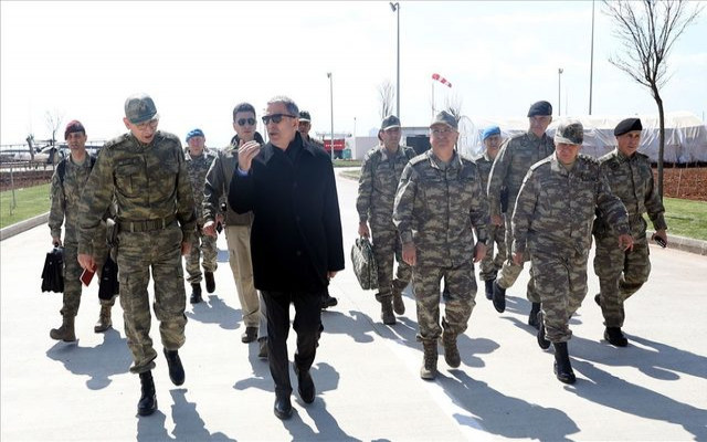 Hulusi Akar ve komutanlar Suriye sınırında