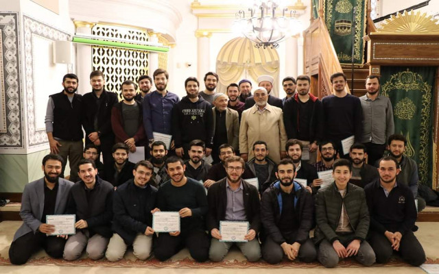 Tıp öğrencileri, mezuniyet törenini camide yaptı
