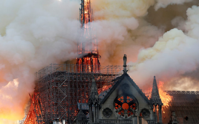 Paris'in simge yapısı kül oldu