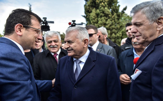 Ekrem İmamoğlu, Binali Yıldırım’la tokalaştı