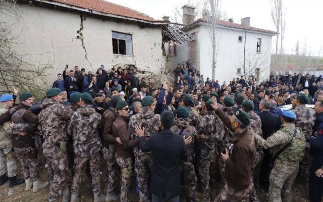 CHP’li Gök: Arenada aslanların önüne atılan insanlar misali…