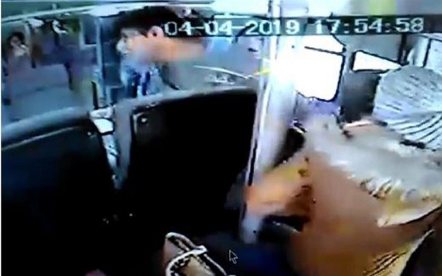 Gazeteciye otobüste taciz! Kapıları açmayın beni taciz etti!