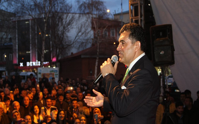 Ardahan'da sanatçı başkandan konserli kutlama