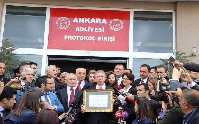 Mansur Yavaş darısı İstanbul'a diyerek mazbatasını aldı
