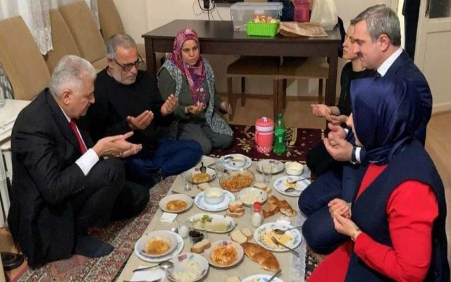 Binali Yıldırım’ın iftarı sosyal medyada gündem oldu