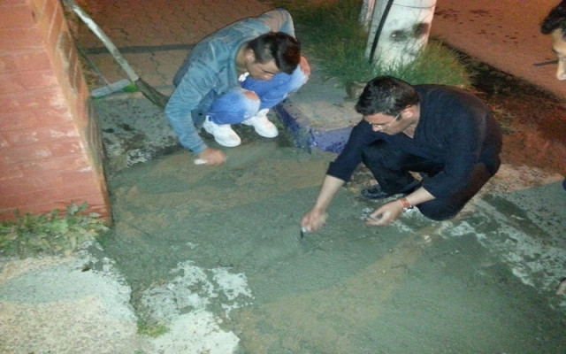 Vatandaş verilen sözün hesabını sorunca, takım elbiseyle kolları sıvadı