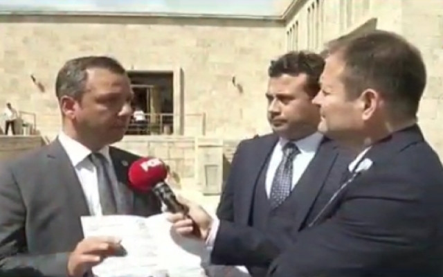 CHP'li Erbay: Çek mağduru meclis kapısında tutuklandı