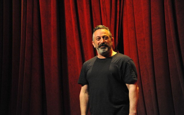 Cem Yılmaz korkuttu! Sahnede fenalaştı