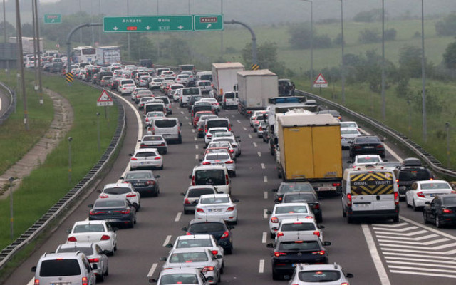 Bayram göçü sürüyor, yollar kilit...