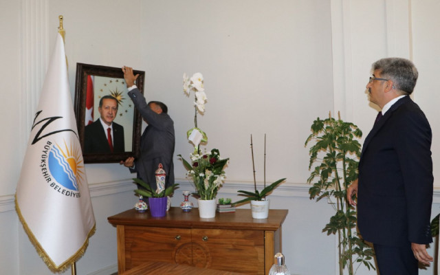 Kayyum'un ilk işi Erdoğan fotoğrafı oldu