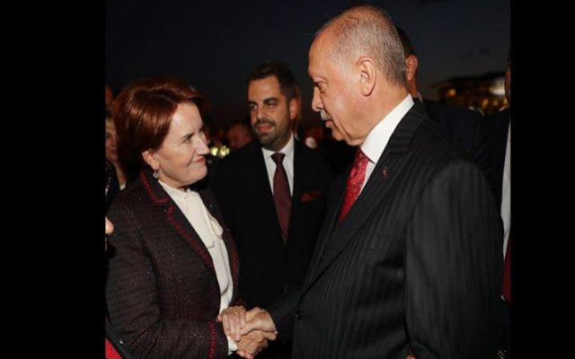 Resepsiyona damga vuran fotoğraf...