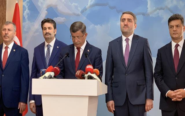 Davutoğlu, biz gidiyoruz diyerek istifa etti