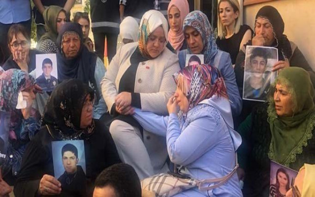Hakan'dan Bakan Selçuk'un annelere ziyaretine tepki