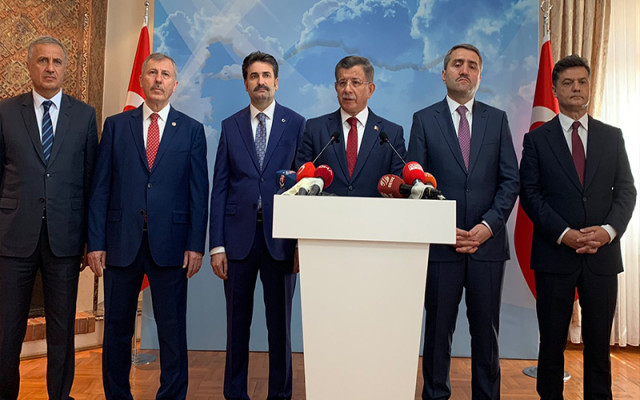 Davutoğlu ekibi istifalar için harekete geçti