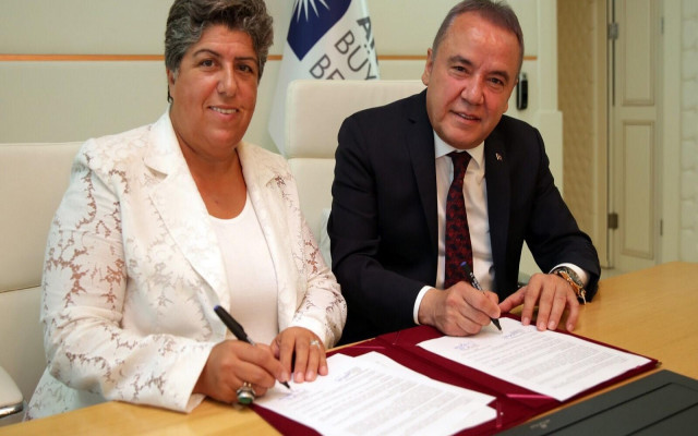 Büyükşehir şiddet mağduru kadınların yanında
