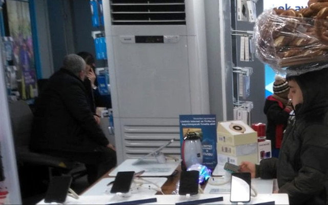 Simitçi çocuğun teşhir ürünü olan telefonla oynadığı görüntüler yürek burktu
