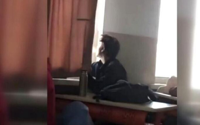 Köy okulunda skandal olay! Öğrencilerin vücuduna sıcak soba maşası değdirdi