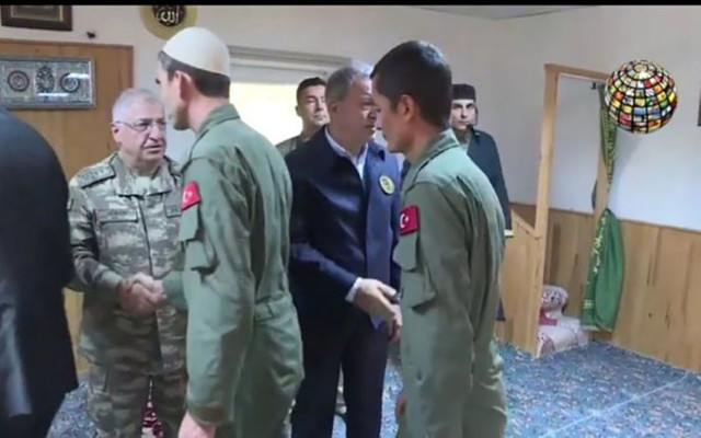 Başında takkeyle selam verdi