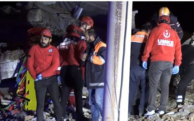 Elazığ'da 6 katlı bina çöktü! Enkaz altında kalanlar var