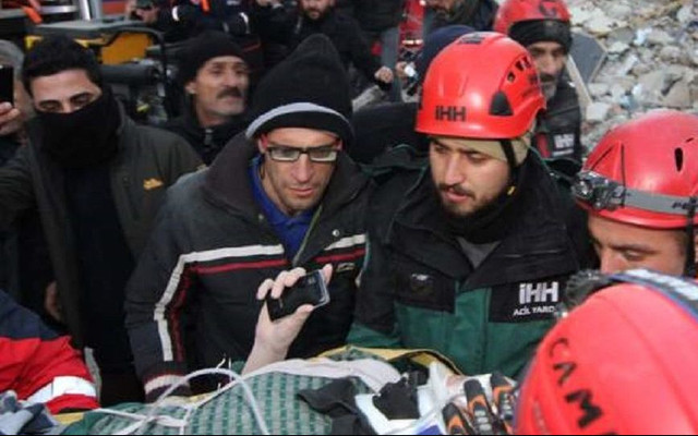 Cep telefonuyla yerini bildiren Gülsüm İnce enkaz altından 13 saat sonra kurtarıldı