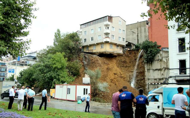 Beyoğlu'nda bina çöktü!