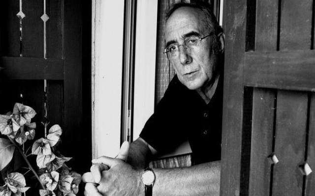 Ünlü yazar o yasağa dava açtı: Yöneticilerin oyuncağı değiliz