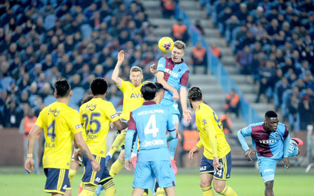 Trabzonspor Fenerbahçe maçı sonrası saha karıştı