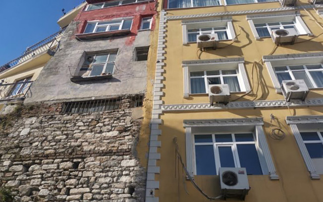Tarihi sur ve çeşmenin üzerine beş katlı otel!