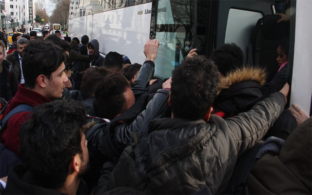 İstanbul'dan gitmek için birbirlerini ezdiler