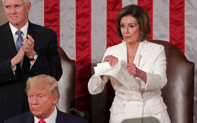 Trump’ın konuşmasında şoke eden anlar! Konuşma metnini yırtıp attı