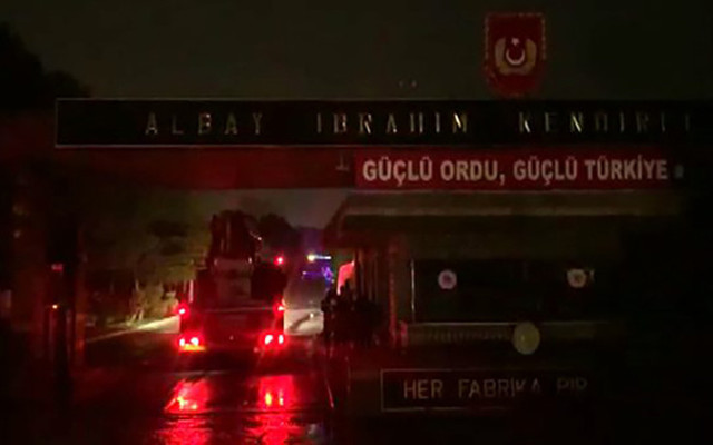 Tuzla'daki Piyade Okul Komutanlığı'nda yangın! Çok sayıda patlama meydana geldi
