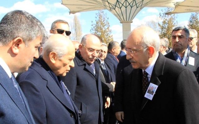 Bahçeli, elini cebinden çıkarıp Kılıçdaroğlu ile tokalaşmadı