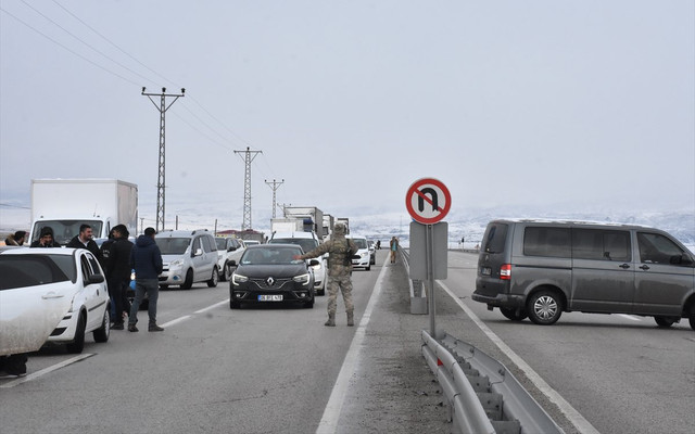 Ağrı'da gümrük aracına roketli saldırı! 1 şehit