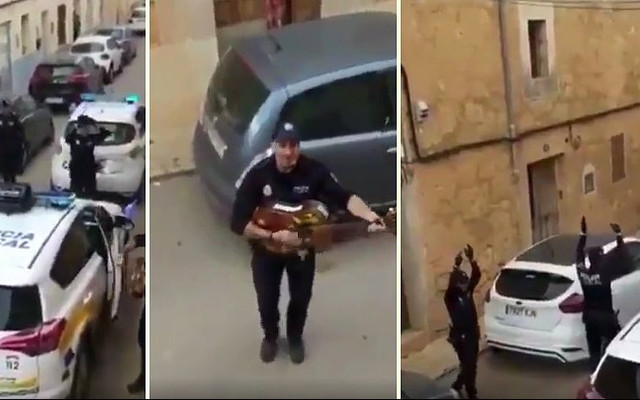 İspanyol polisinden örnek davranış: Halka moral vermek için şarkı söyleyip, dans ettiler