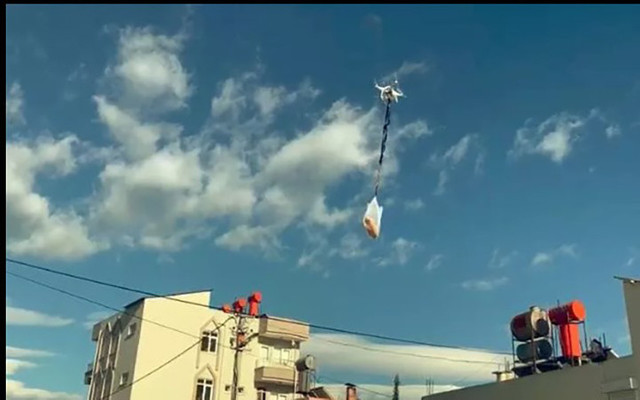 Evden çıkmadı, markete drone yolladı