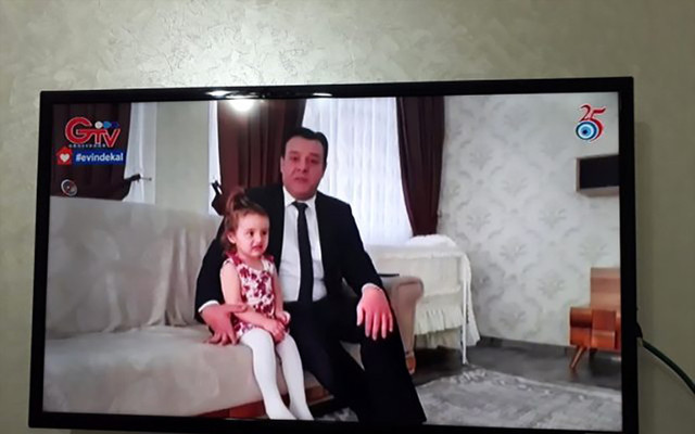 Ana haber bültenini evden sundu