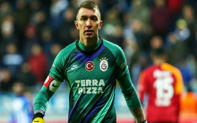 Muslera maaşını şehit ailelerine bağışladı